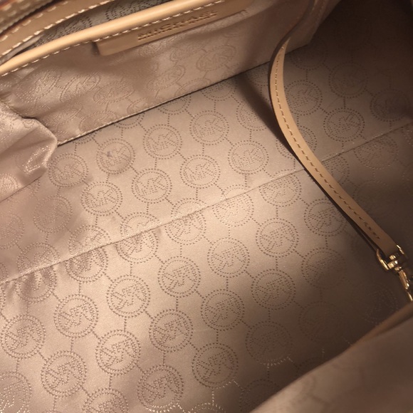 Michael Kors Large Grayson bag with dust bag. - Picture 9 of 12